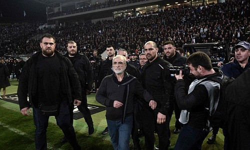 Savvidis lao vào sân để chất vấn trọng tài. Ảnh: AFP.