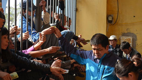 CĐV chen nhau mua vé trận Hải Phòng - HAGL