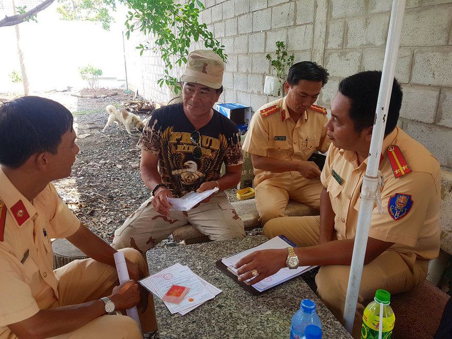 Lực lượng chức năng tiến hành lập biên bản vì bến thuỷ nội địa chưa được cấp phép hoạt động.