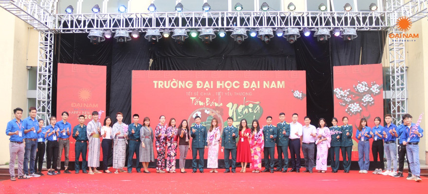 Tấm bánh nghĩa tình mùa 9 qui tụ đủ SV 14 Khoa cùng các cán bộ giảng trong trường và các chiến sĩ Lữ đoàn 26 – Quân chủng Phòng không không quân