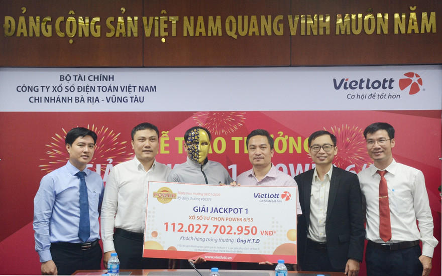 Ông Hoàng Văn Nghĩa (Từ trái qua) – GĐ Ngân hàng Liên Việt CN Vũng Tàu và ông Dương Văn Tiến (Thứ 3 từ phải qua) – GĐ Vietlott Chi nhánh BR-VT trao thưởng cho ông Đ