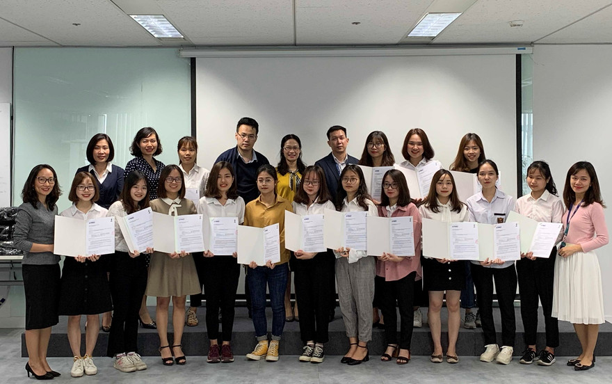 Những sinh viên xuất sắc của Đại học Kinh tế - Đại học Quốc gia Hà Nội tại lễ trao học bổng chương trình KPMG - ICAEW S.T.A.R mùa 2