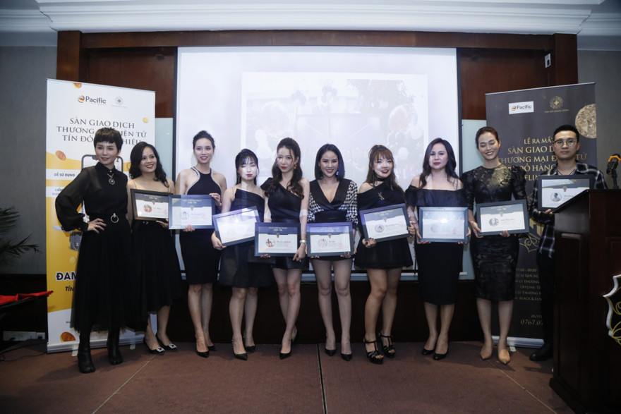 Trao tặng bằng vinh danh cho các cộng tác viên đóng góp nhiều cho ứng dụng Sàn thương mại điện tử Tín Đồ Hàng Hiệu 