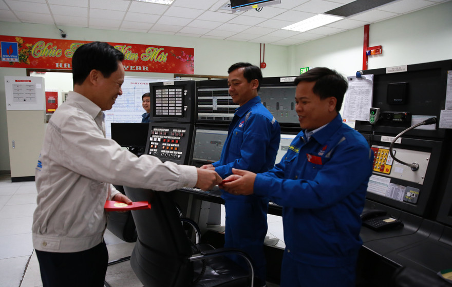 Phó Tổng Giám đốc Nguyễn Văn Hội thăm và chúc tết nhân sự vận hành tại Phòng Điều khiển trung tâm đêm giao thừa.