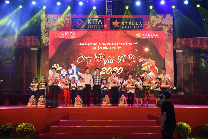 Ban tổ chức tặng quà cho học sinh nghèo