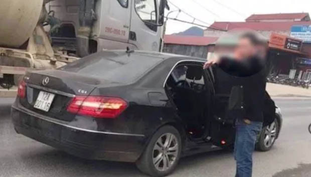 Trung úy công an điều khiển ô tô Mercedes tông cụ ông đi xe đạp tử vong