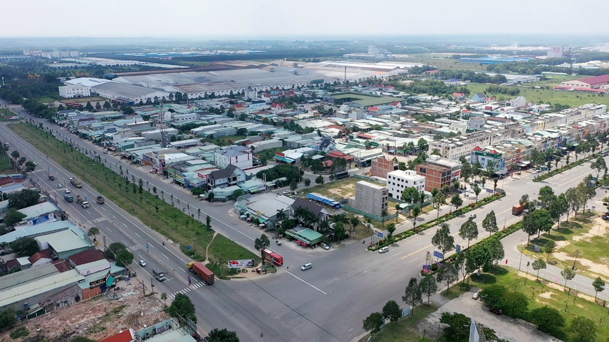 Một góc thị xã Bến Cát nhìn từ trên cao với các khu công nghiệp và phố thị sầm uất.