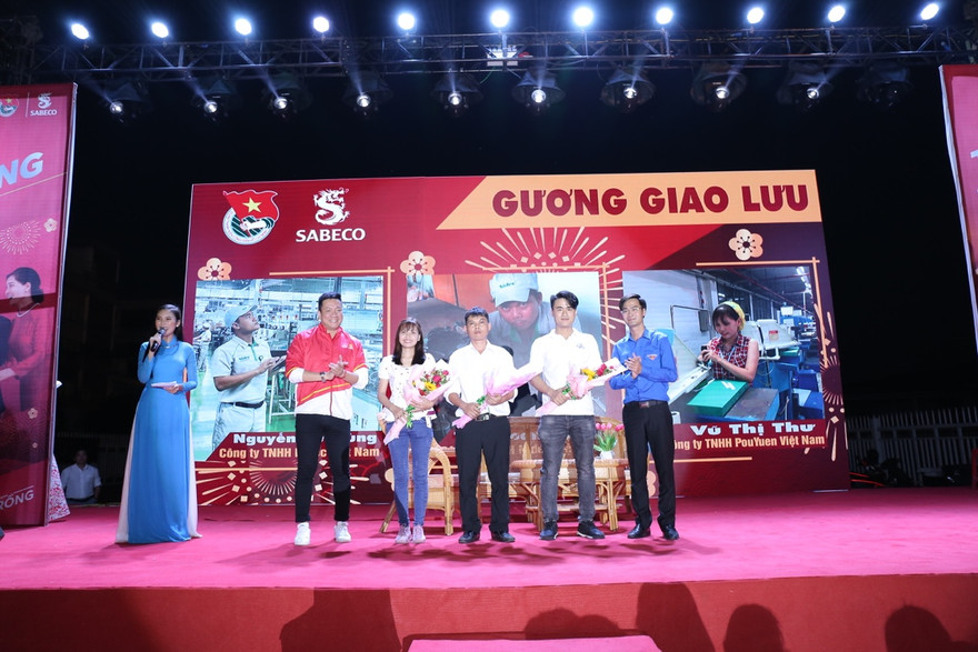 Niềm vui của người lao động được nhận vé “Về nhà ăn Tết”