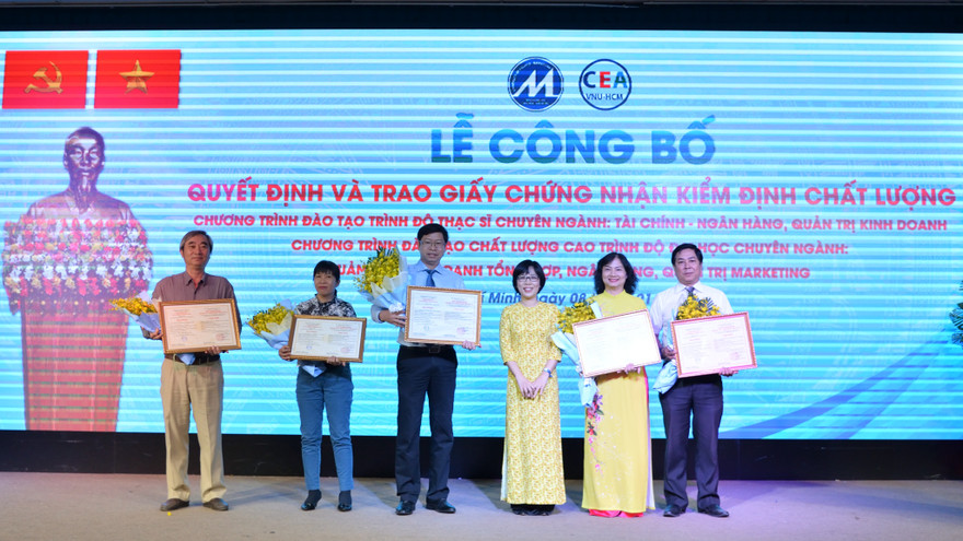 Đại diện các khoa, chương trình đào tạo nhận giấy chứng nhận đạt kiểm định chất lượng