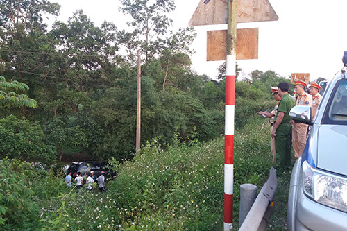 Sau khi qua mặt cảnh sát giao thông với tốc độ cao, chiếc xe Fortuner lao xuống vực cạnh quốc lộ 1A. Ảnh: DL