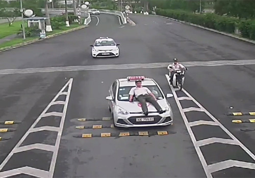 Tài xế đâm thẳng vào nhân viên an ninh hàng không khiến anh này phải nhảy lên capo. Ảnh cắt từ camera an ninh. 