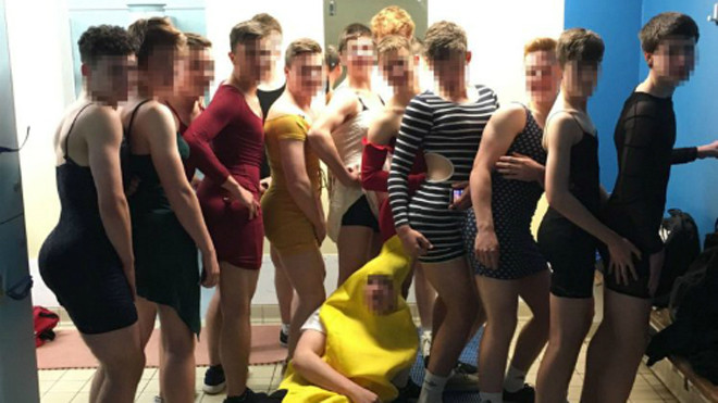 Trang phục của các nam sinh bị trường đánh giá không phù hợp. Ảnh: Metro