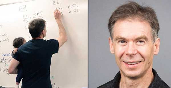 Giáo sư Bruce Johnson vừa bế con cho sinh viên vừa hăng say giảng bài