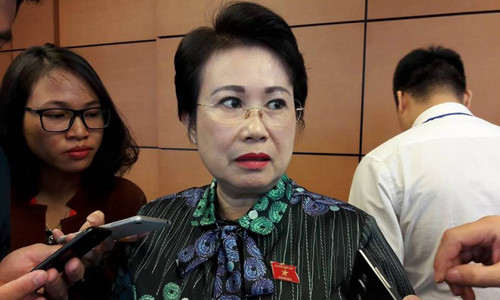 Bà Phan Thị Mỹ Thanh trong lần trả lời phỏng vấn báo chí bên hành lang Quốc hội (ảnh IT).