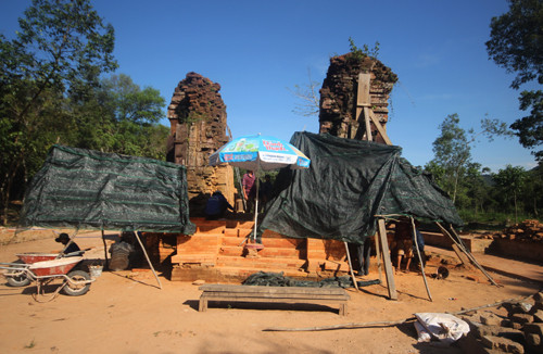 Tháp K đang được được chuyên gia khảo cổ Ấn Độ trùng tu. Ảnh: Đắc Thành.