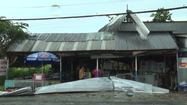 Giông lốc làm nhiều ngôi nhà bị tốc mái.