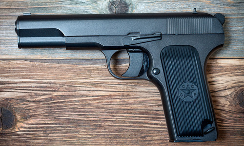 Súng ngắn Tokarev TT-33. Ảnh: RBTH.