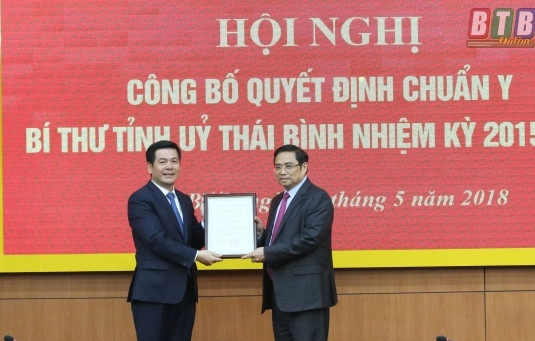 Công bố quyết định của Bộ Chính trị về công tác cán bộ