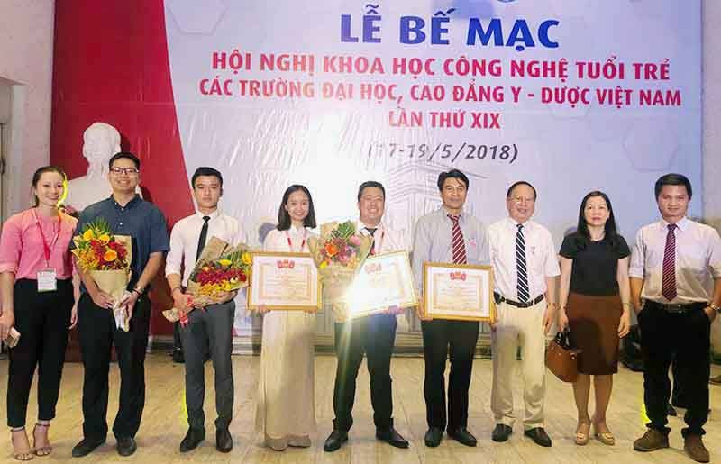 ThS. Nguyễn Thị Lan Hương và ThS. Nguyễn Tất Cương (thứ 4 và thứ 5 từ trái sang) cùng TS. Nguyễn Đức Hiền - Trưởng Phòng Quản lý Khoa học &amp; Công nghệ của ĐH Duy Tân nhận Bằng khen của Ban tổ chức