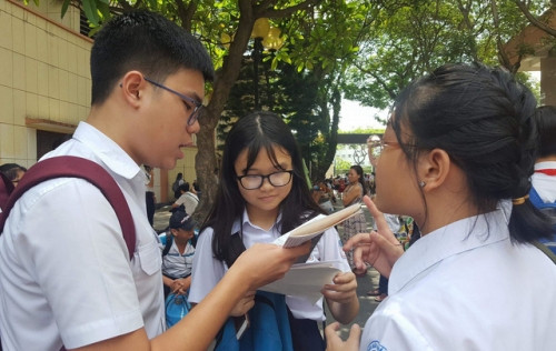 Thí sinh trao đổi sau giờ làm bài