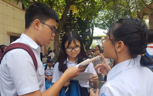 Thí sinh trao đổi sau giờ làm bài
