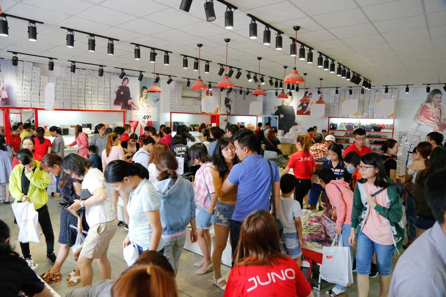 Lượng khách ồ ạt kéo đến Juno để mua xăng đan chơi hè