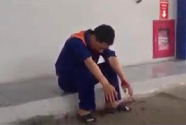 Nhân viên cây xăng bị đánh chảy máu do nghi ngờ đổ thiếu xăng. Ảnh: Cắt từ clip