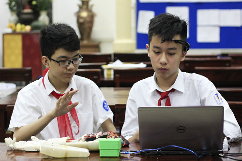 Anh Khôi (trái) và Công Huy cùng nghiên cứu và chế tạo cánh tay robot điều khiển bằng suy nghĩ. Ảnh: Dương Tâm