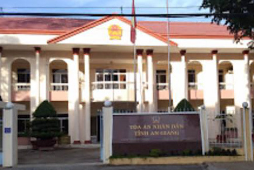 Trụ sở TAND tỉnh An Giang - nơi ghi nhận nhiều vết đạn bi trên cửa sổ. Ảnh: An Phú.