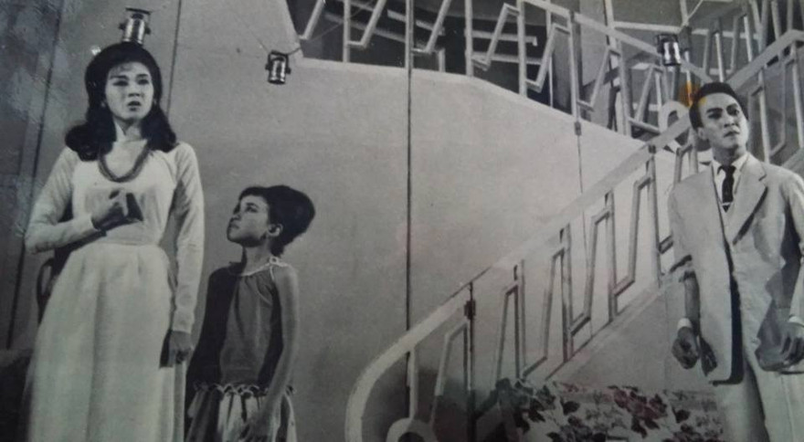 Nghệ sỹ Thanh Nga, nghệ sỹ Hữu Phước và nghệ sỹ Hương Lan (khi còn nhỏ) trong vở cải lương "Yêu trong hoàng hôn" của soạn giả Ngọc Linh