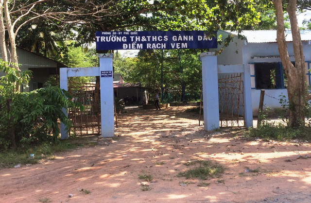 Dù cơ sở vật chất điểm phụ Rạch Vẹm (thuộc trường tiểu học và THCS Gành Dầu) còn nhiều khó khăn nhưng các thầy cô nơi đây vẫn vượt khó bám trường dạy học cho con em bà con làng chài Rạch Vẹm