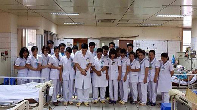 BS Lương cùng tập thể cán bộ khoa Hồi sức tích cực cúi đầu trước vong linh các bệnh nhân tử vong trong sự cố.