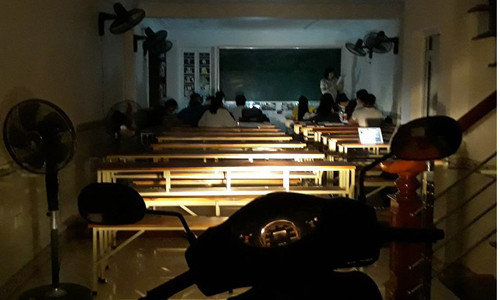 Lớp học dưới ánh nến và đèn pha xe máy