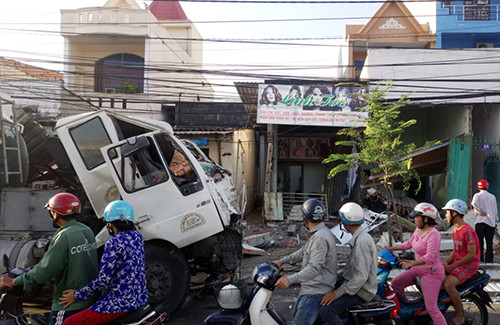 Chiếc xe bồn được kéo ra khỏi hai căn nhà. Ảnh: Quang Bình.