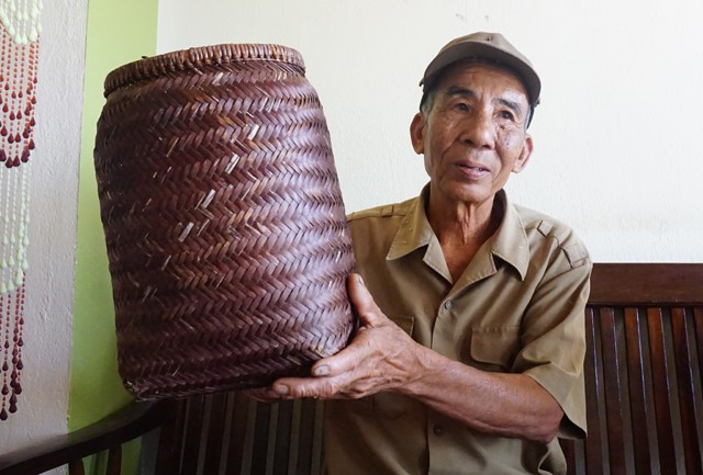 Ông Nguyễn Cơ Sở và chiếc bồ tải gạo ra Điện Biên của cha mình