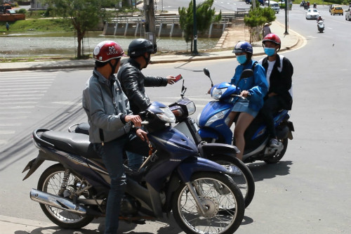 "Cò đặc sản" chèo kéo du khách đi hái dâu vườn giá 20.000 đồng một ký. Ảnh: Khương Văn.