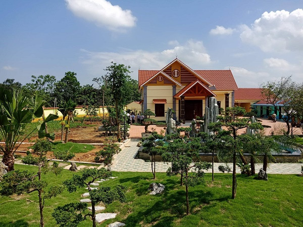 Ngôi biệt thự nhìn từ ngoài vào