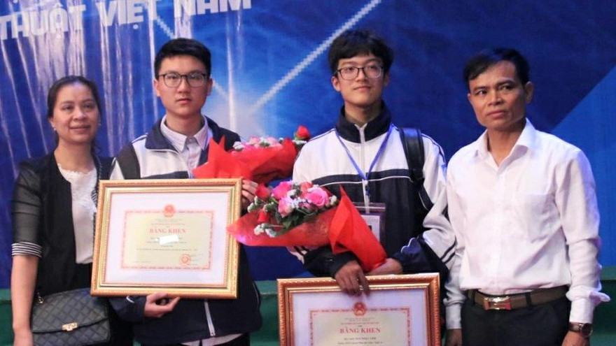 Em Mai Nhật Anh (bên phải) và Phùng Văn Long (bên trái). Ảnh: Thanh Hùng.