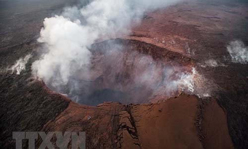 Cột tro bụi được phun ra từ miệng núi lửa Kilauea trên Đảo Lớn ở Hawaii ngày 16/5. (Nguồn: EPA/TTXVN)