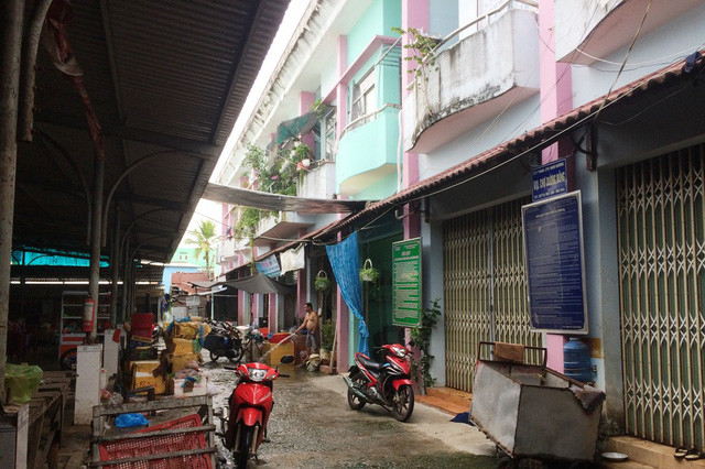 Trường tiểu học Dương Đông 2 bị lấy làm chợ vì UBND huyện Phú Quốc cho rằng không phù hợp. Vậy vì sao trước đó, địa phương đổ tiền tỷ xây trường? Đến khi lấy trường giao cho công ty xây chợ thì không yêu cầu đơn vị này bồi thường hay giao đất khác để xây 