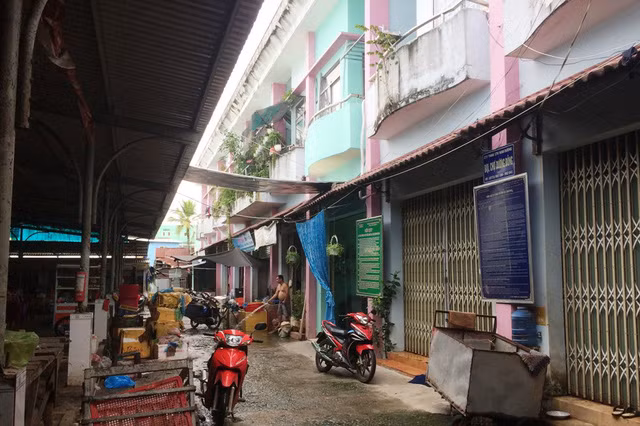 Trường tiểu học Dương Đông 2 bị lấy làm chợ vì UBND huyện Phú Quốc cho rằng không phù hợp. Vậy vì sao trước đó, địa phương đổ tiền tỷ xây trường? Đến khi lấy trường giao cho công ty xây chợ thì không yêu cầu đơn vị này bồi thường hay giao đất khác để xây 