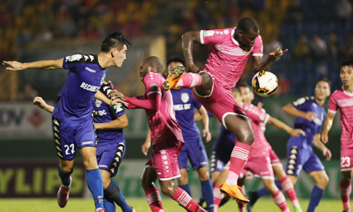 Tiến Linh (22) chói sáng trong trận thắng đậm của Bình Dương. Ảnh: Đức Đồng.