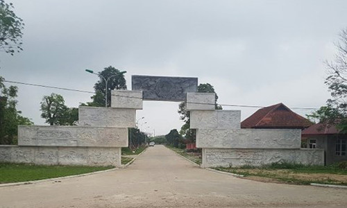 Cổng chính vào khu ẩm thực của trang trại tổng hợp cá, lúa.