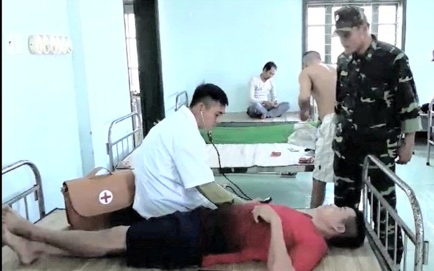 Các thủy thủ tàu hàng vận tải Vũ Gia 09 được đưa vào bờ chăm sóc sức khở. Ảnh: BP