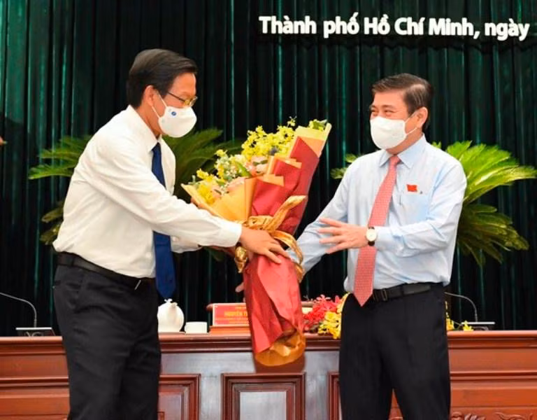 Ông Nguyễn Thành Phong bàn giao nhiệm vụ Chủ tịch TPHCM 