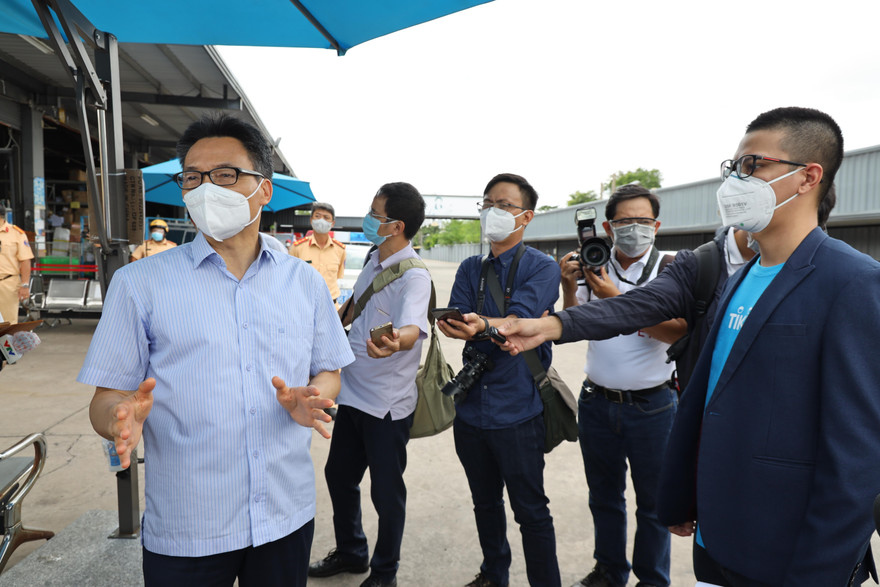 Phó Thủ tướng Vũ Đức Đam kiểm tra công tác phòng chống dịch và phân phối hàng hóa tại công ty TNHH TikiNow Smart Logistics. Ảnh: TTBC