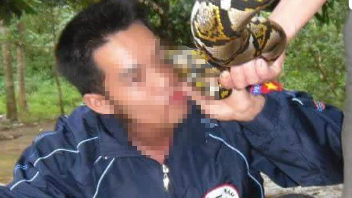 Tài khoản facebook có tên Võ Quang đăng tải hình ảnh uống máu cá thể trăn gấm vào ngày 27/7.