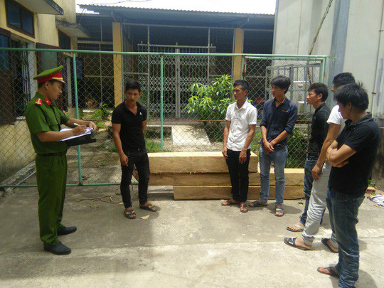 Nhóm 6 thanh niên "liều mạng" lao vào trạm bảo vệ rừng cướp gỗ. 