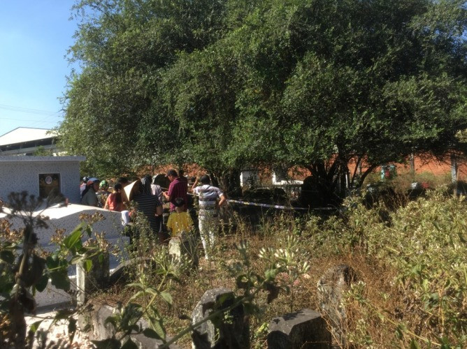 Giận vợ, chồng ra nghĩa trang treo cổ 