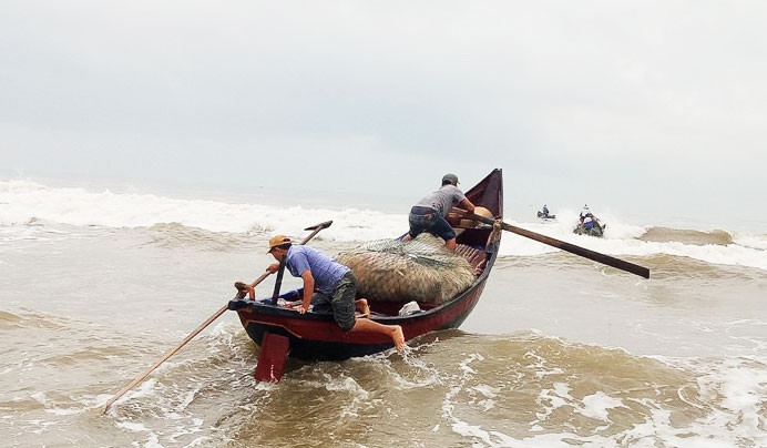 Ngư dân vượt sóng dữ kiếm ‘lộc trời’ ngày 30 Tết